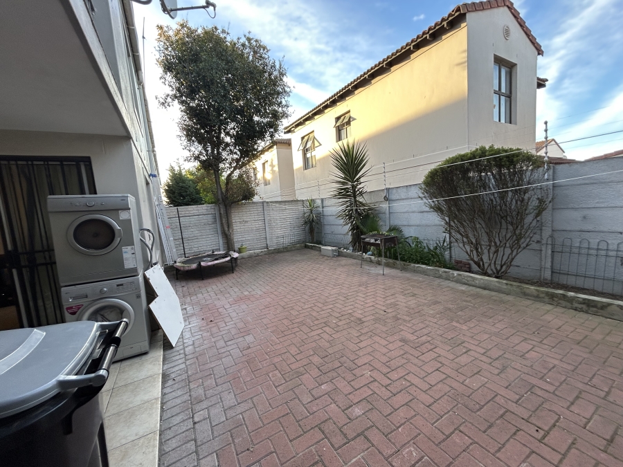 To Let 2 Bedroom Property for Rent in Royal Ascot Western Cape
